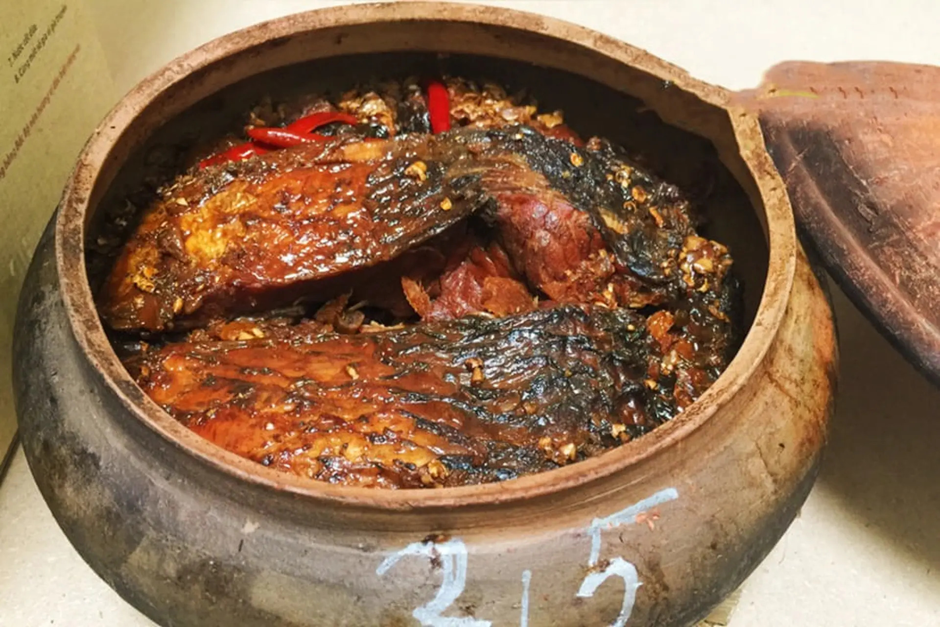 Cá trắm đen được chọn để kho cá làng Vũ Đại