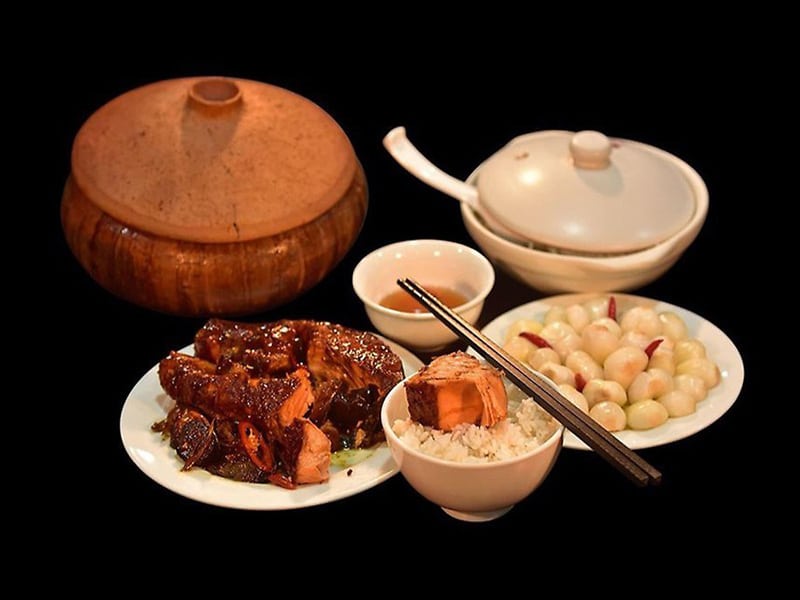 Kho cá bằng niêu đất truyền thống