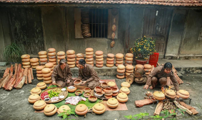 Du khách tham quan làng Vũ Đại Hà Nam